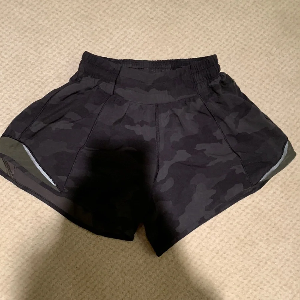 Lululemon Hotty Hot 4 inch LR shorts, Size 2 - Picture 1 of 2